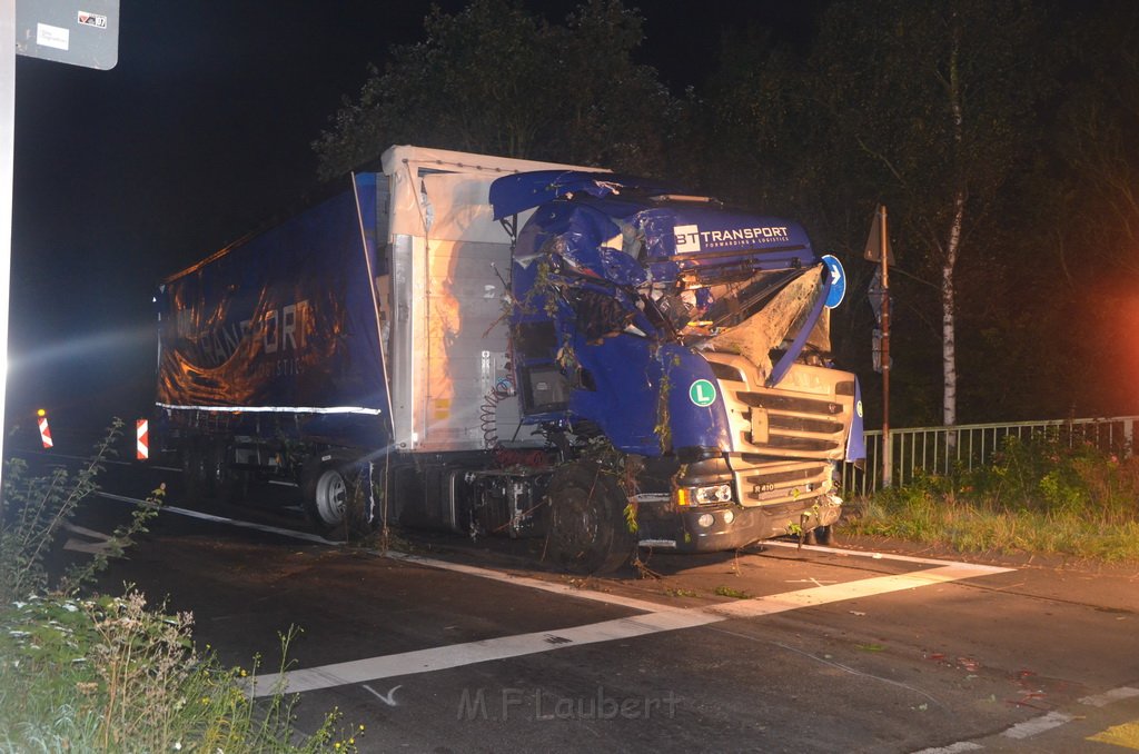 VU LKW umgestuerzt Feldkassel Industriestr Robert Boschstr P323.JPG